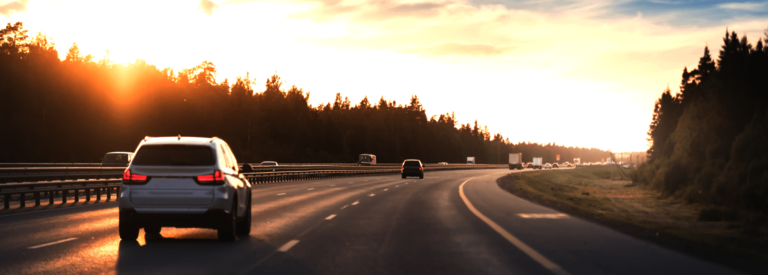 Eine Reihe an PKWs auf der Autobahn – Ihr Kfz Garantie Anbieter kümmert sich um den Schutz