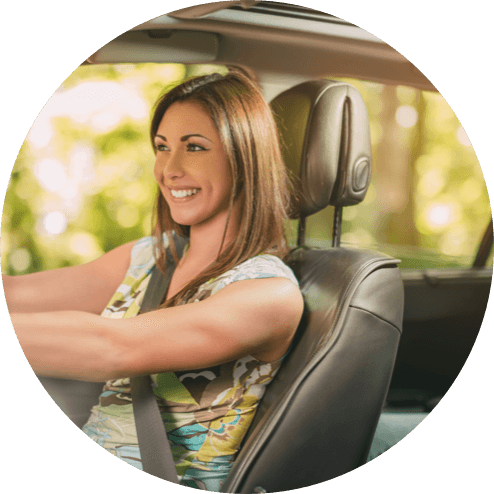 Eine Frau im Auto profitiert von den Vorteilen für Garantienehmer