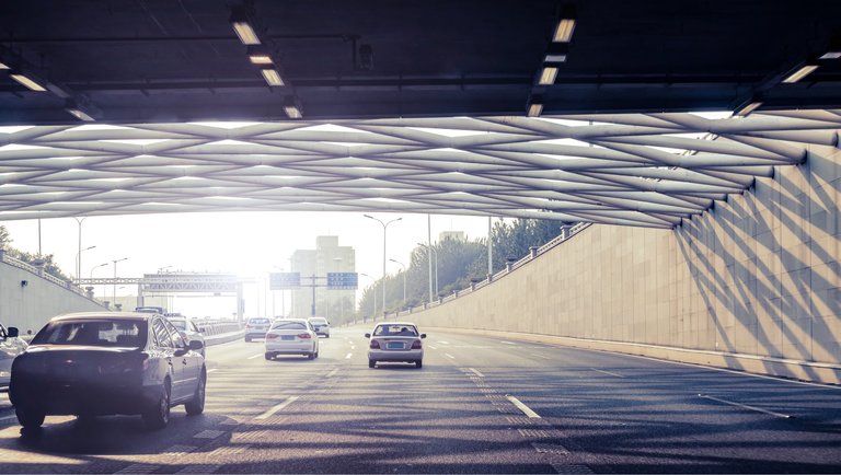 Autos auf der Autobahn – sie sind dank der Pro Garant GmbH abgesichert