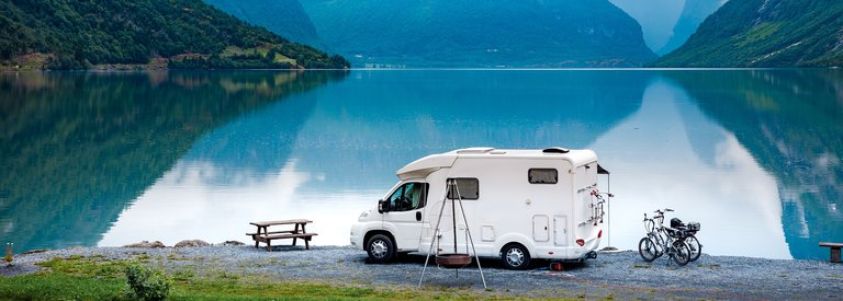 Ein Wohnmobil im Urlaubsort ist mit der Garantieverlängerung für Wohnmobile geschützt