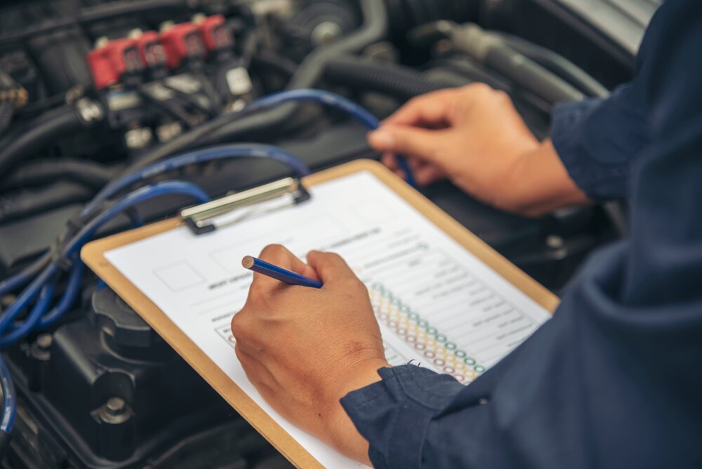 Ein Mechaniker kümmert sich um Garantiefälle – Ihr Kfz-Garantie-Anbieter macht es möglich!