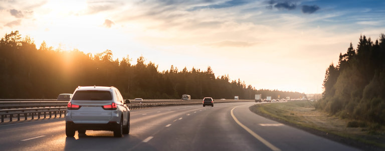 Eine Reihe an PKWs auf der Autobahn – sie sind durch die Auto Garantie von ProGarant geschützt