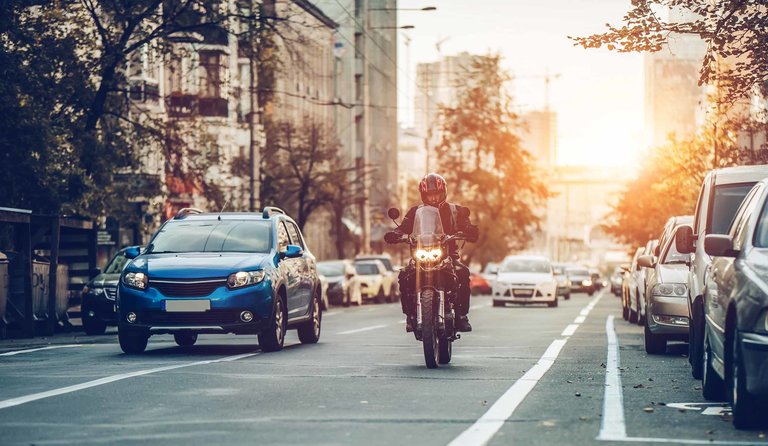 Ein Mann fährt auf einem Motorrad in der Stadt