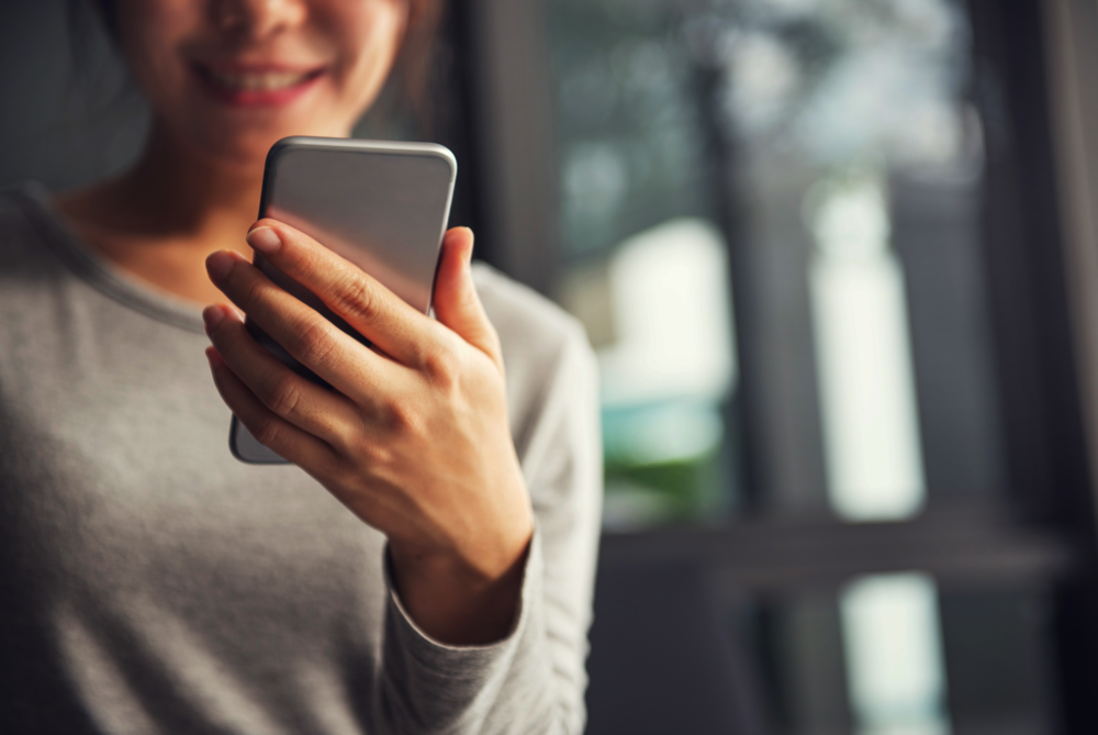 Frau mit einem Smartphone