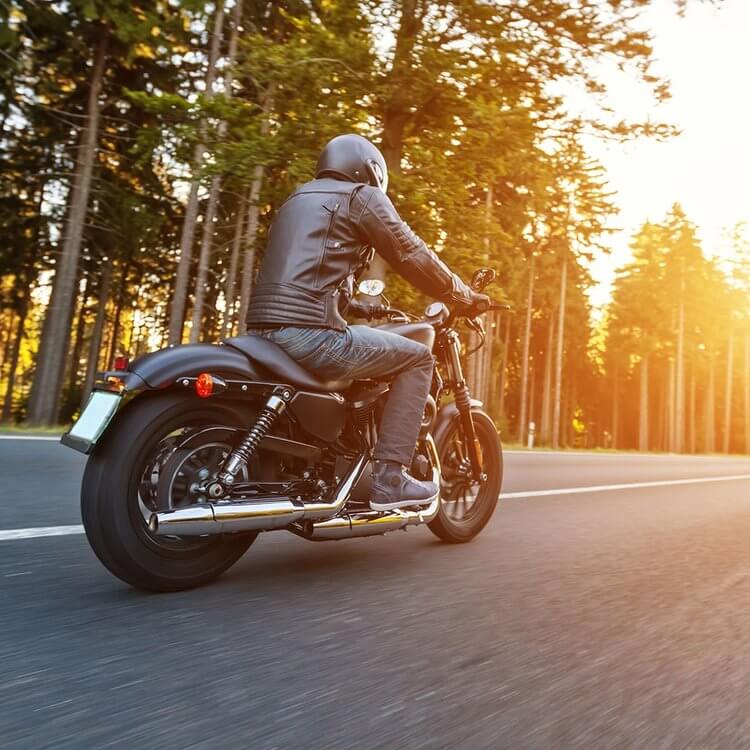 Ein Mann fährt auf einem Motorrad
