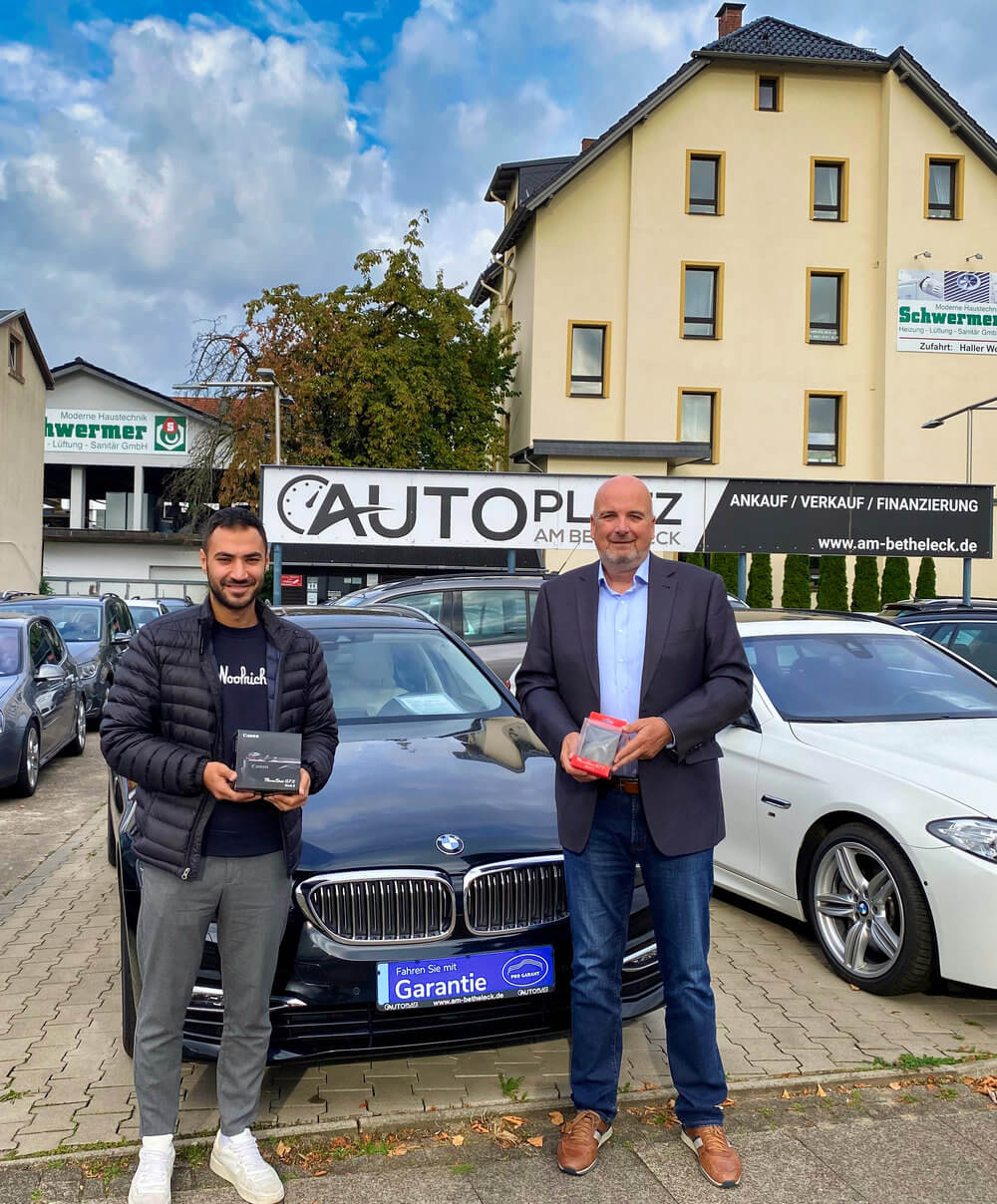 Zwei Mitarbeiter bei der Preisübergabe